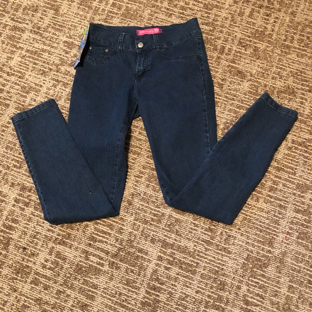 Maripily  Women’s Jeans Size 7 ( Juniors ) NWT
